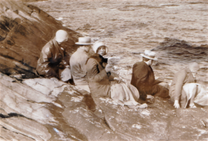 Ungdommer med hatt på søndagstur i Lillesand skjærgård, sommeren 1932.