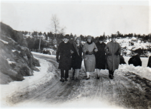 På søndagstur midt på riksvei 40 en vinterdag på 1930-tallet.